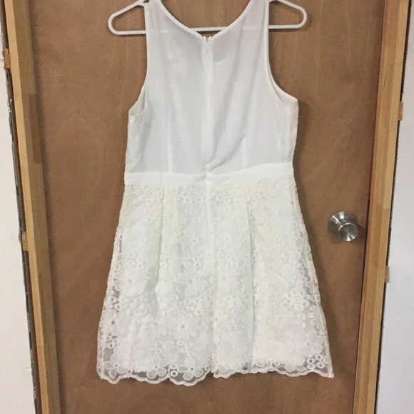 White dress - Picture 5 of 6